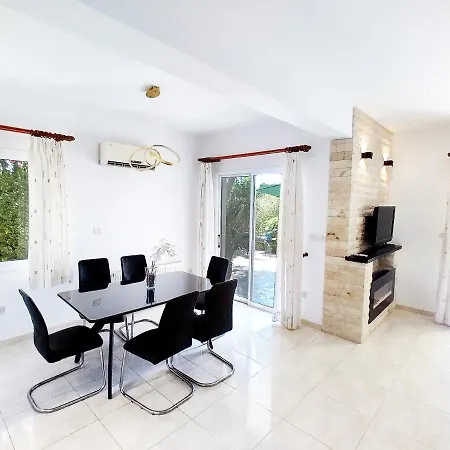 Talassa With Heated Pool, Jacuzzi And 4x4 Car * Peyia