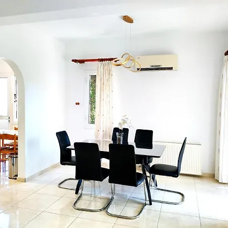 Talassa With Heated Pool, Jacuzzi And 4x4 Car Peyia